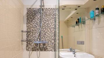 Apartment, 1 Bedroom, Patio, Garden View | Bathroom shower