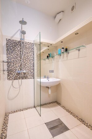 Apartment, 1 Bedroom, Patio, Garden View | Bathroom | Toilet paper