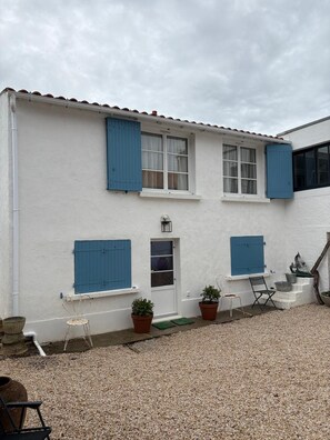 Exterior - La voile Bleue - A stopover with your feet in the water (Barbâtre)