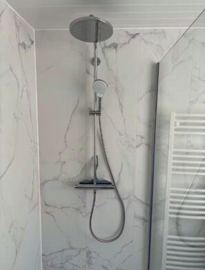Douche, sèche-cheveux, serviettes fournies, savon