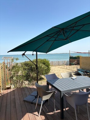 Outdoor dining - La voile Bleue - A stopover with your feet in the water (Barbâtre)