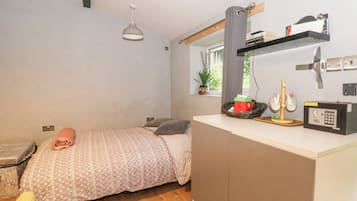 1 bedroom, individually decorated, individually furnished, free WiFi