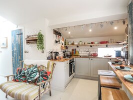 Hervidor eléctrico, tostadora y utensilios de cocina