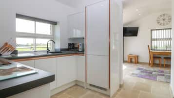 Refrigerador, lavavajillas y utensilios de cocina