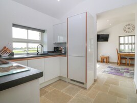 Refrigerador, lavavajillas, utensilios de cocina