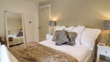 2 quartos, individualmente decorados, individualmente mobiliados