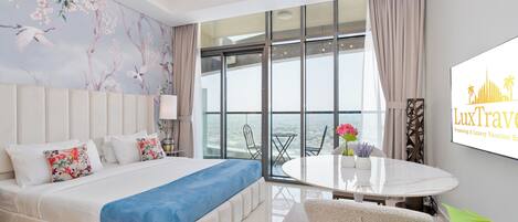 高级开间套房, 海洋景观 | 客房内保险箱、笔记本电脑工作区、遮光窗帘、熨斗/熨衣板