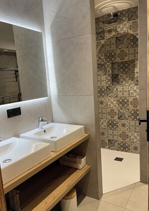 Douche, sèche-cheveux, serviettes fournies