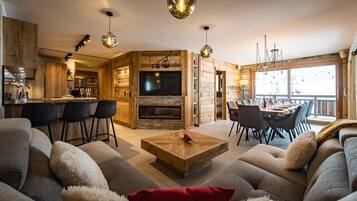 Smart TV, chimenea y estéreo