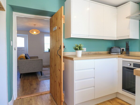 Réfrigérateur, bouilloire électrique, grille-pain