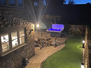 Cottage | Outdoor dining - Small Lane Cottage (Stoke-on-Trent)