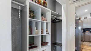 Une cuisine moderne dotée d’un réfrigérateur encastré, de meubles de rangement en bois et d’un plan de travail.