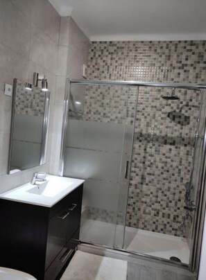 Shower, hair dryer, bidet, towels - Nocas' House (Setúbal)