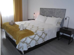 2 bedrooms, iron/ironing board, WiFi, bed sheets - Nocas' House (Setúbal)