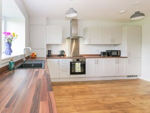 Fridge, dishwasher, electric kettle, toaster - The Barn, Drumbow Farm (Airdrie)