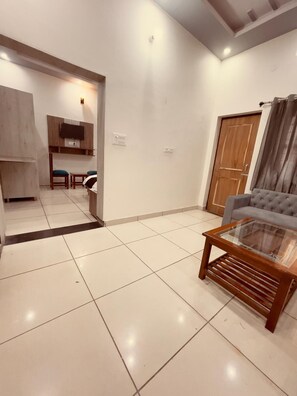 Quarto casal standard | Área de estar