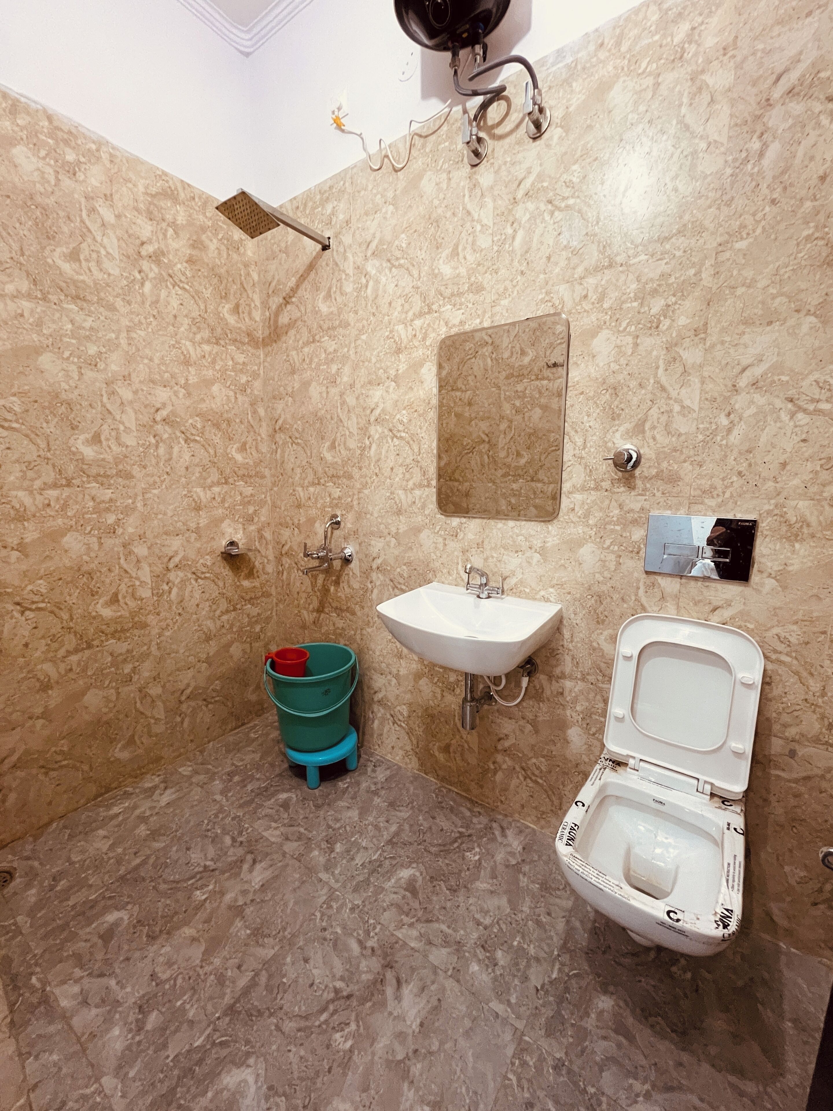 Een badkamer met een wastafel, toilet en douche.