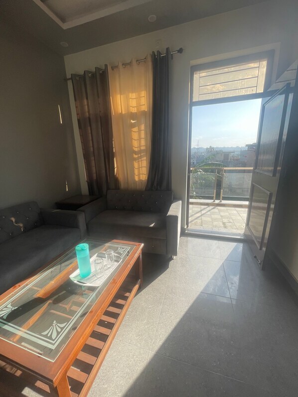 Family Double Room, Balcony, Mountain View | Living area
