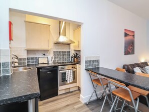 Fridge, electric kettle, toaster, cookware/dishes/utensils - 6 Searock Apartments (Ilfracombe)