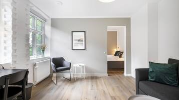 Deluxe-dobbeltværelse - udsigt til have | Strygejern/strygebræt, gratis Wi-Fi