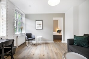 Habitación Deluxe doble, vistas al jardín | Tabla de planchar con plancha y wifi gratis