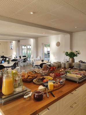 Se ofrece un desayuno bufé todos los días (por un coste adicional)
