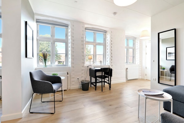 Quarto casal luxo, vista para o jardim | Ferros/tábuas de passar roupa, Wi-Fi de cortesia