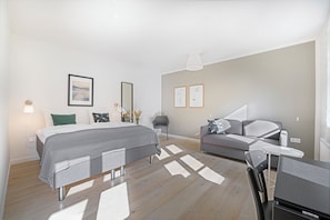 Habitación cuádruple Confort, vistas al jardín | Tabla de planchar con plancha, cunas (de pago), wifi gratis