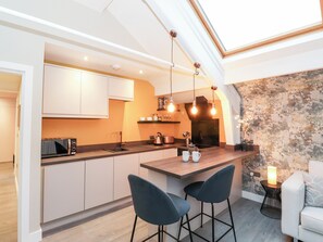 Jääkaappi, astianpesukone, vedenkeitin, leivänpaahdin