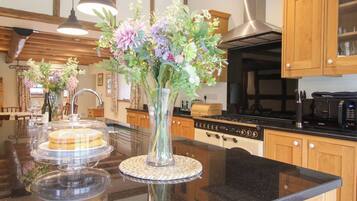 Dishwasher, electric kettle, toaster, cookware/dishes/utensils