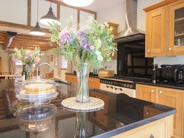 Máy rửa bát, ấm điện, lò nướng bánh mì