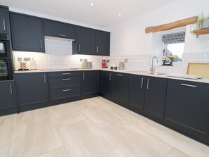 Cottage | Private kitchen | Fridge, dishwasher, electric kettle, toaster