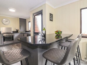 Refrigerador, lavavajillas, tetera eléctrica y tostadora