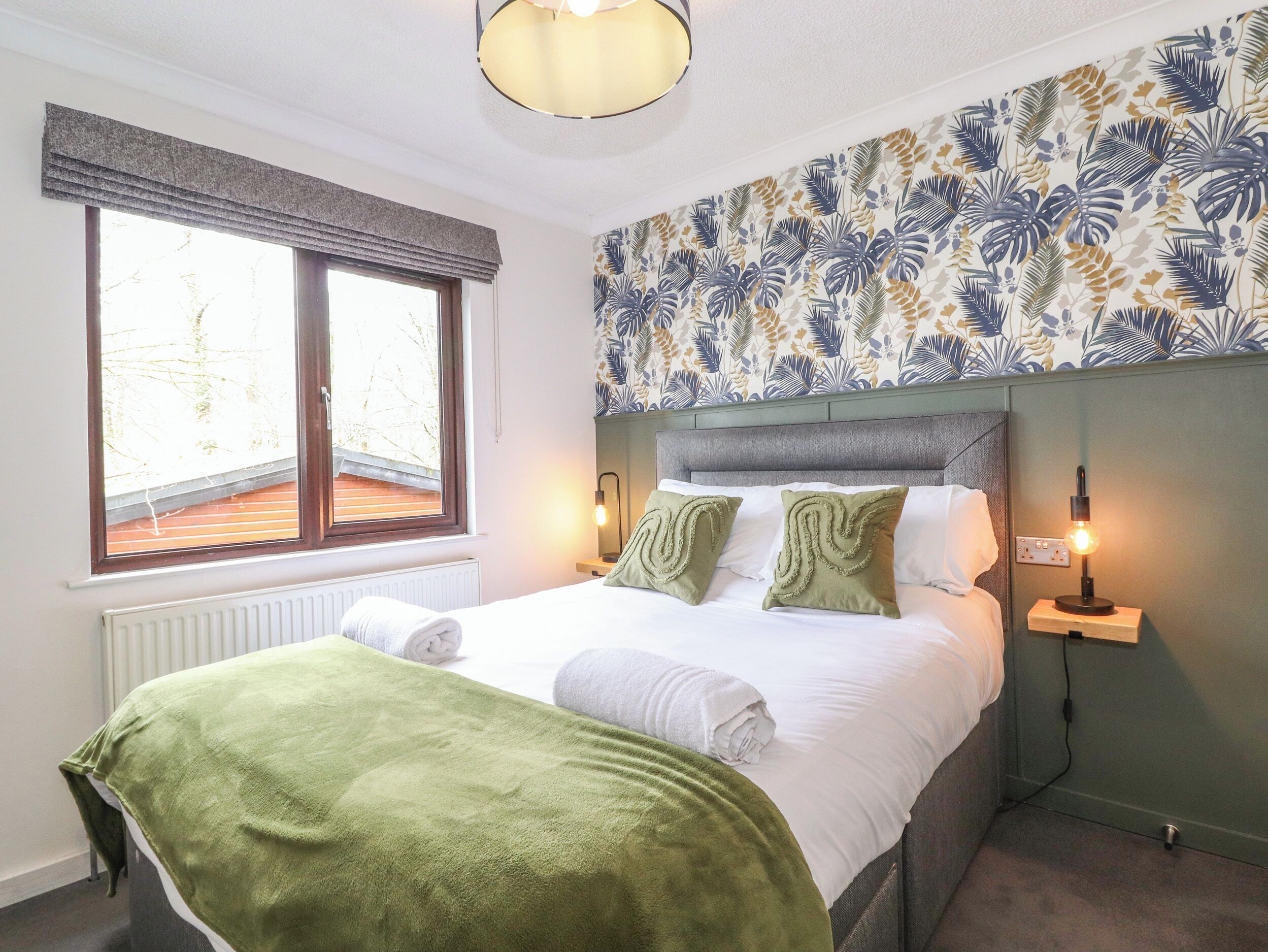 2 Schlafzimmer, individuell dekoriert, individuell eingerichtet