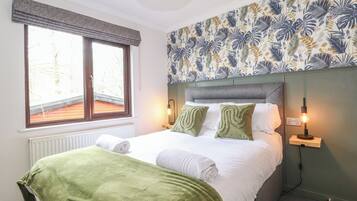 2 Schlafzimmer, individuell dekoriert, individuell eingerichtet