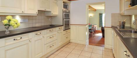 Refrigerador, lavavajillas, tostadora, utensilios de cocina