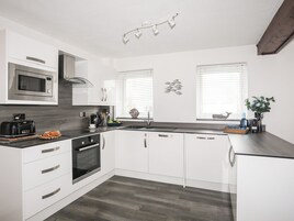 Frigorífico, lavavajillas, hervidor eléctrico y utensilios de cocina