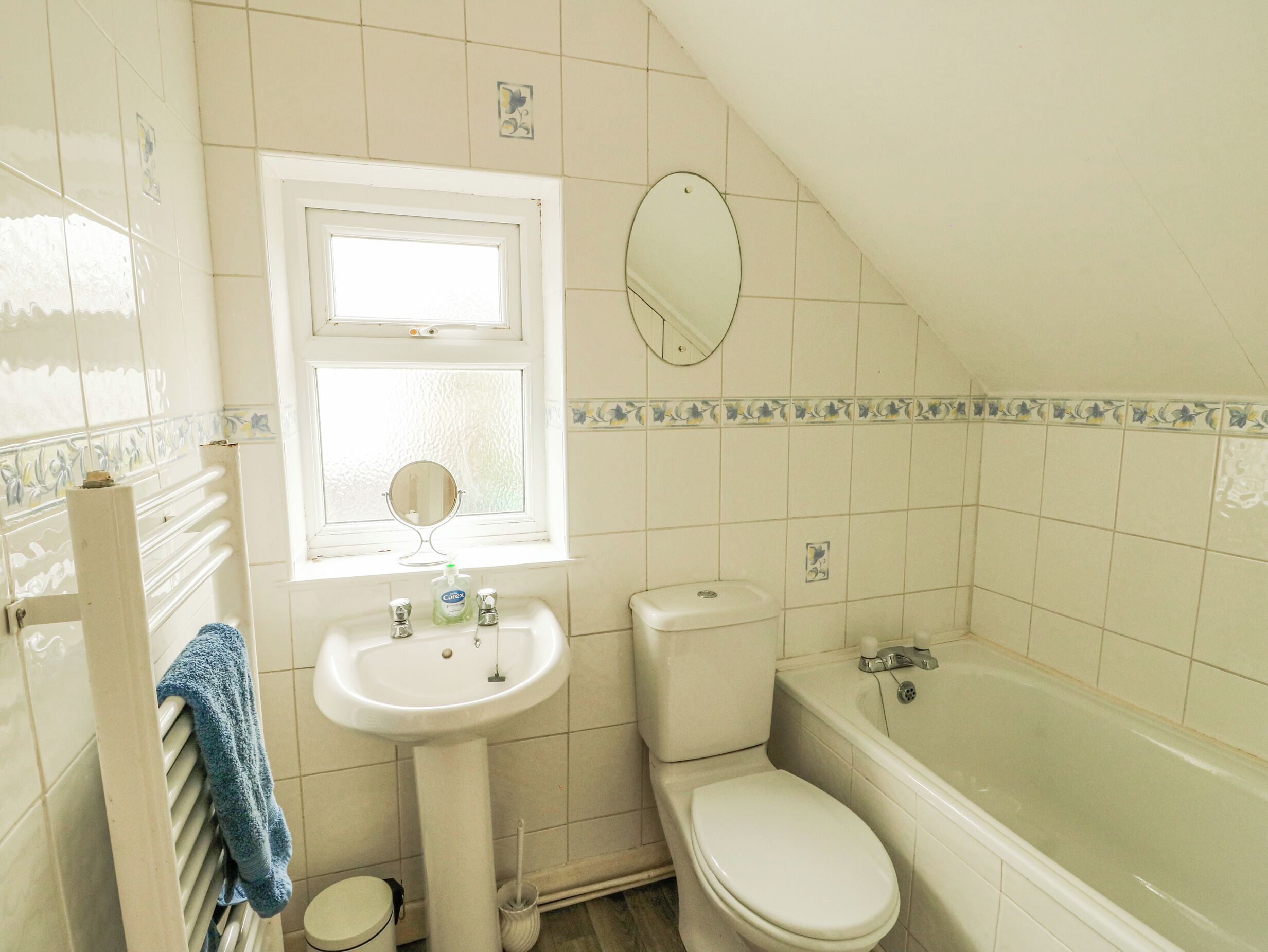 A bathroom with a toilet, sink, and bathtub.