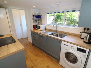 Een koelkast, een vaatwasser, een waterkoker, een broodrooster