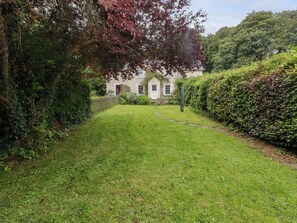Property grounds - 2 Cheriton Cottages (Pembroke)