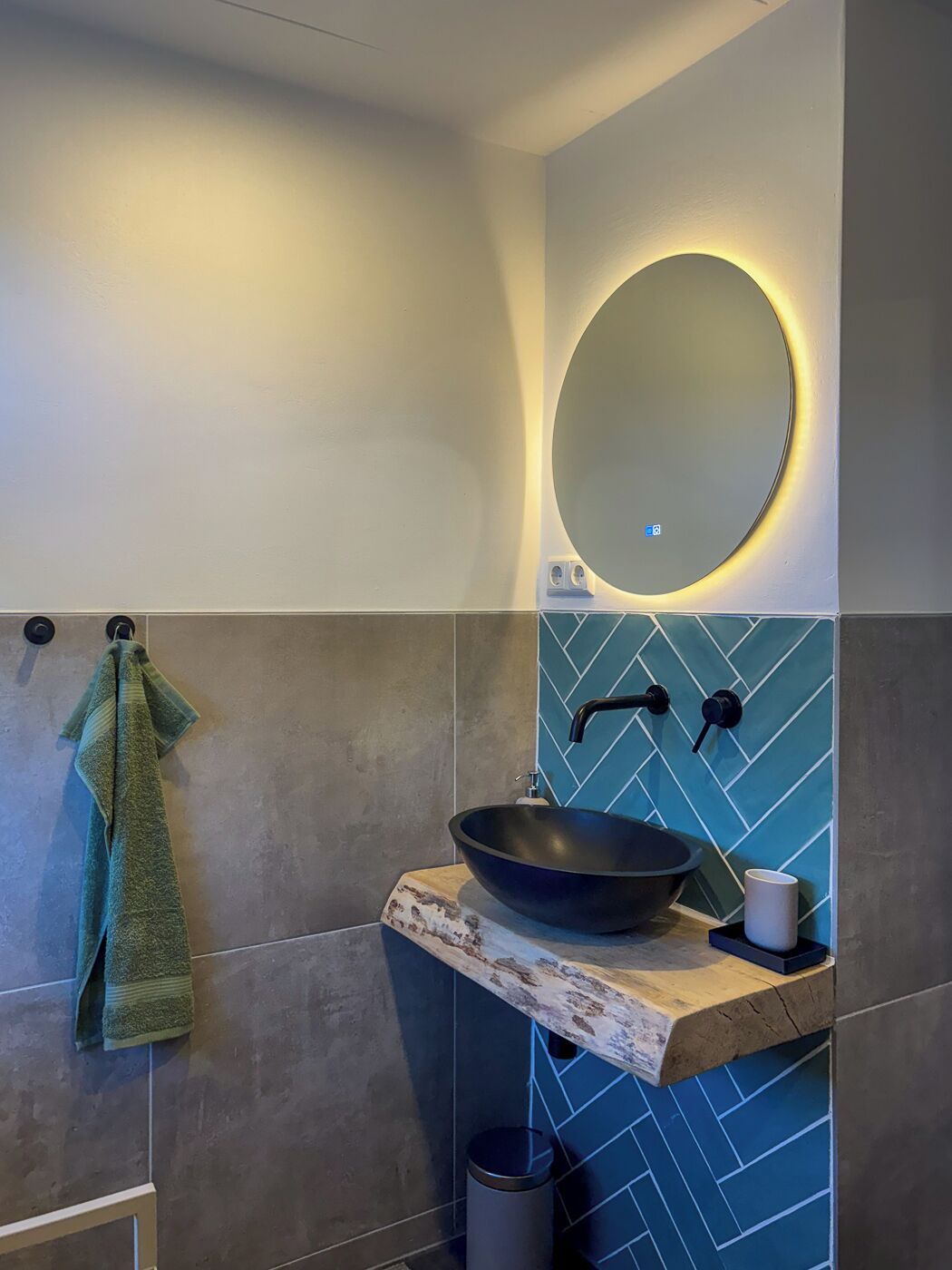 Een douche, een haardroger, handdoeken, zeep