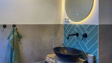 Een douche, een haardroger, handdoeken, zeep