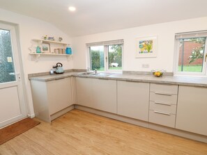 Dishwasher, electric kettle, toaster, cookware/dishes/utensils - Camellia (Penzance)