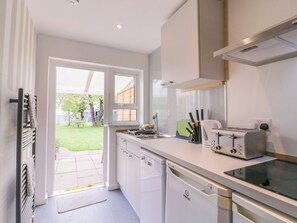 ตู้เย็น, เครื่องล้างจาน, กาต้มน้ำไฟฟ้า, เครื่องครัว/จาน/ช้อนส้อม