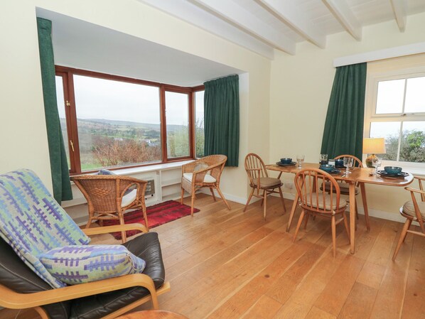 Dining - Ceunant (Newport)