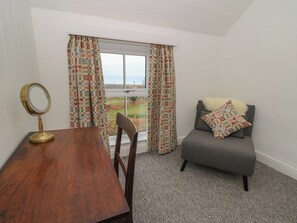 Interior - Ceunant (Newport)