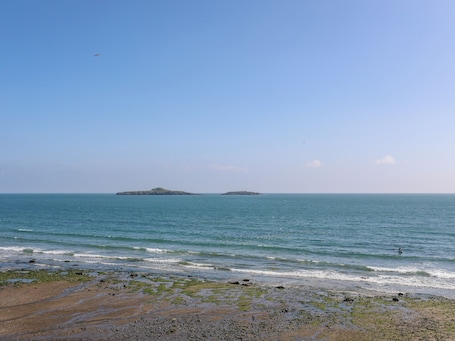 Una playa cerca