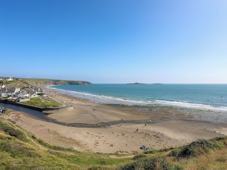 Beach nearby. Golygfa Rhiw