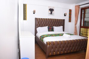 4 habitaciones, tabla de planchar con plancha, wifi y ropa de cama 