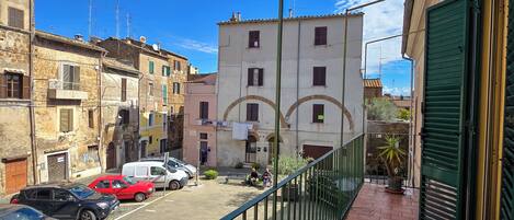 Doppelzimmer, Balkon | Schreibtisch, laptopgeeigneter Arbeitsplatz, BĂŒgeleisen/BĂŒgelbrett